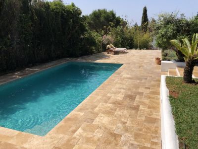 ein Pool zum relaxen & abkühlen aus Travertin Noce Terrassenplatten