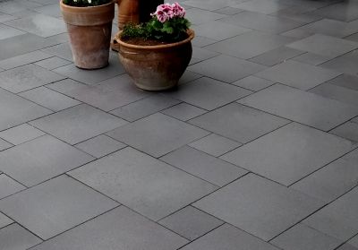 graue, gebürstete Basalt Terrassenplatten mit Pflanzen