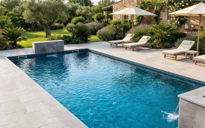 helle cremefarbene Travertin Poolumrandung mit Terrasse helle cremefarbene Travertin Poolumrandung mit Terrasse