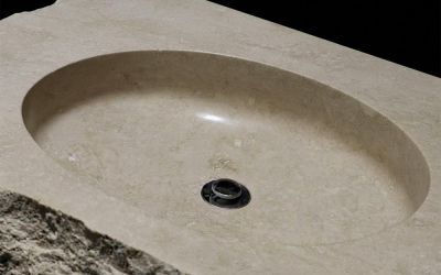 matt geschliffenes Travertin Waschbecken mit ovaler Waschmulde
