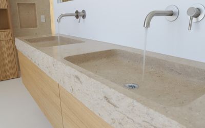 modernes Baddesign mit Doppelwaschbecken aus massivem beigem Kalkstein