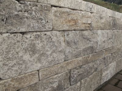 natürliche Travertin Mauersteine mit typischen Poren & Löchern