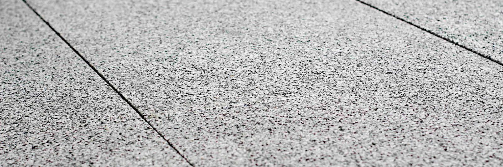 hellgraue Granit Natursteinplatten sandgestrahlt