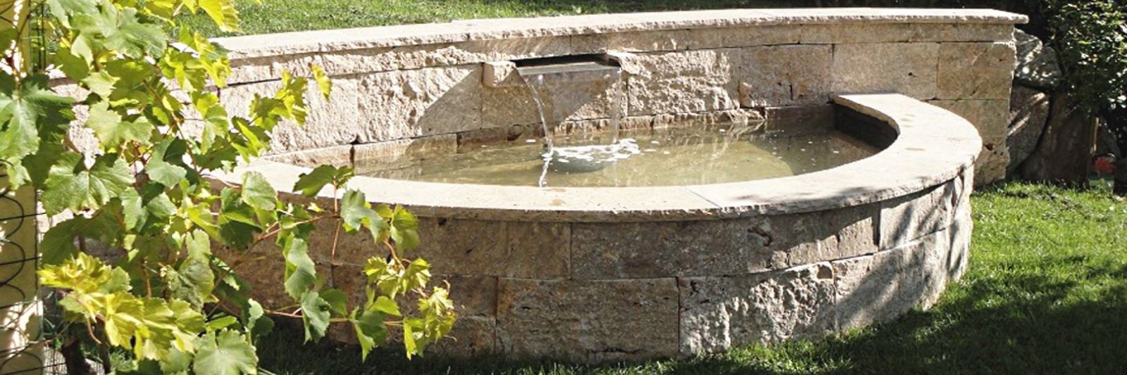 Brunnen mit Mauersteinen aus Travertin