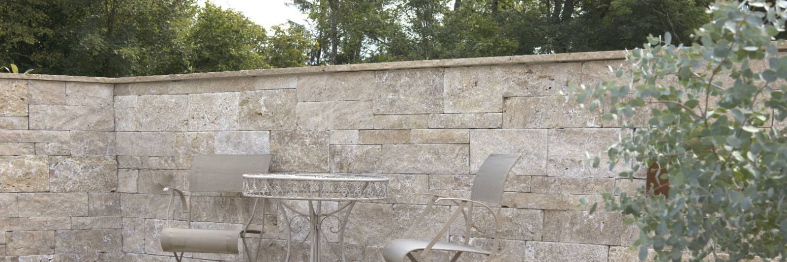 Mauer Abdeckplatten auf Sichtschutzmauer aus Naturstein