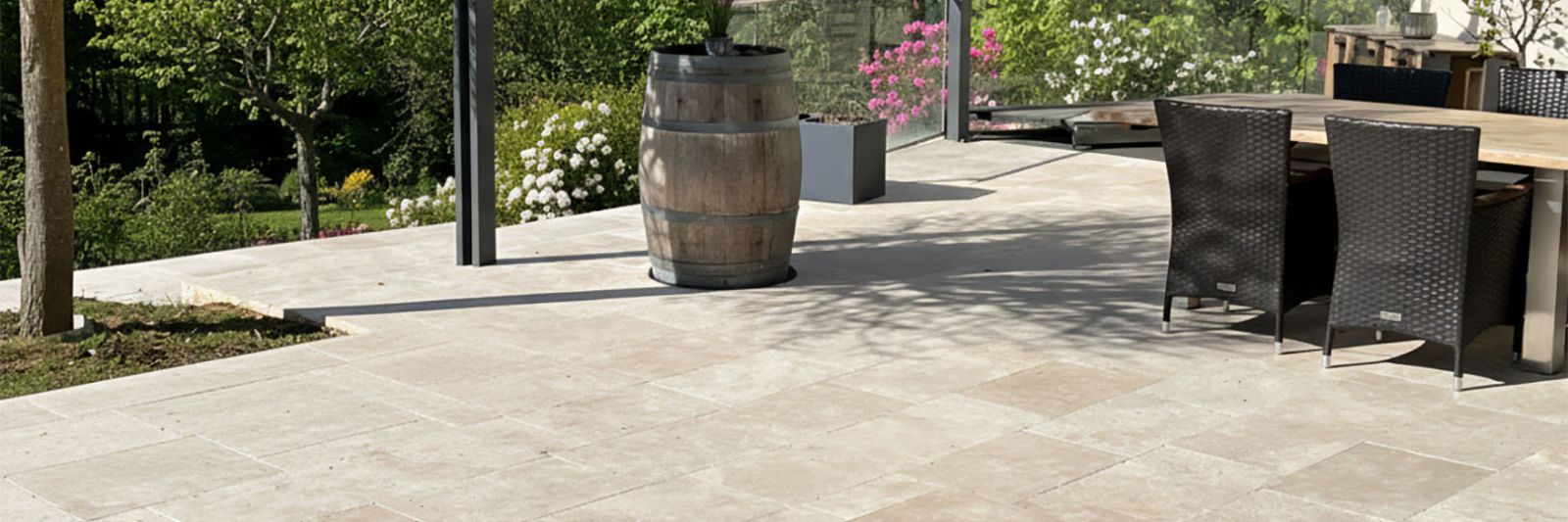 beige Travertinplatten auf großzügiger Terrasse