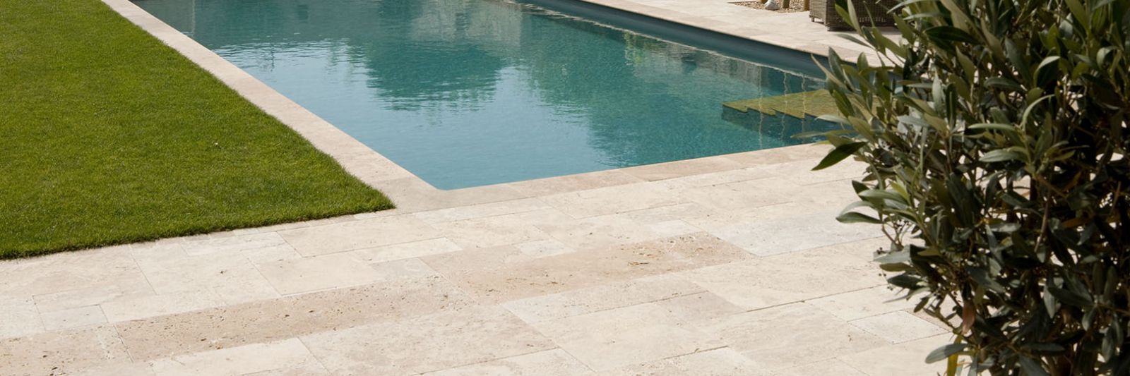 beige Travertin Poolumrandung und Terrassenfläche