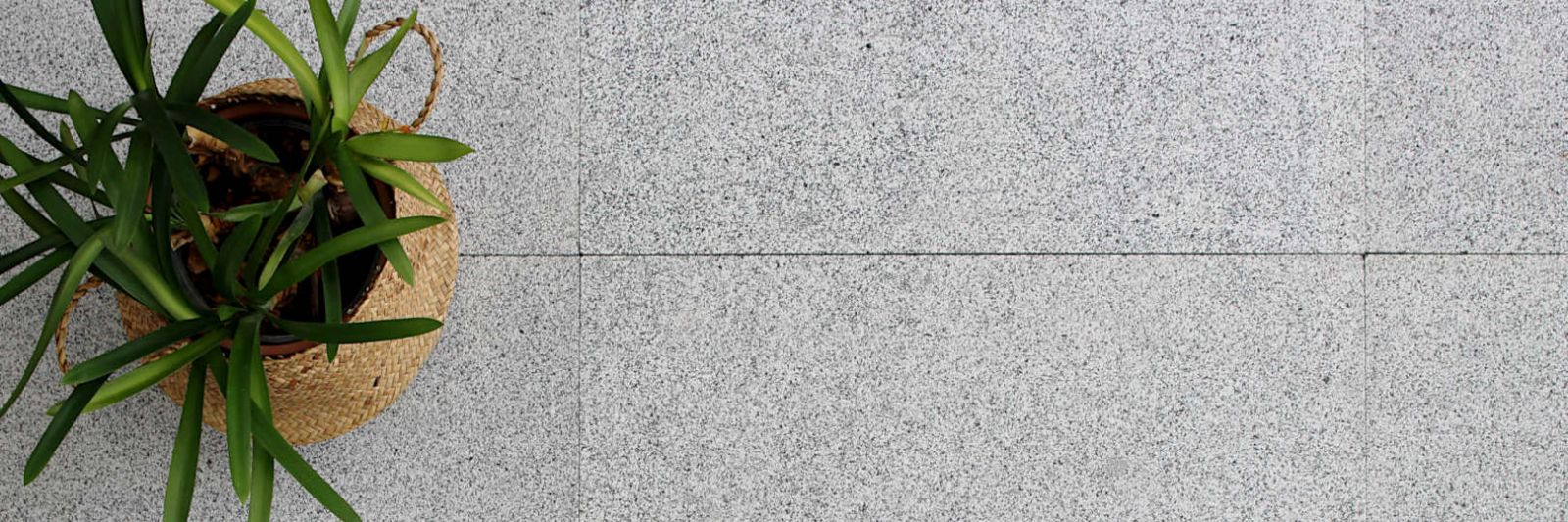 große hellgraue Granit Terrassenplatten